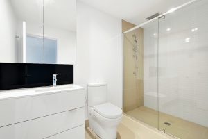 Salle de bain avec douche propre