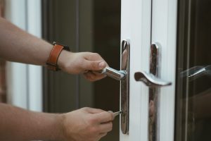 Ma porte qui ne rentre plus dans l'encadrement
