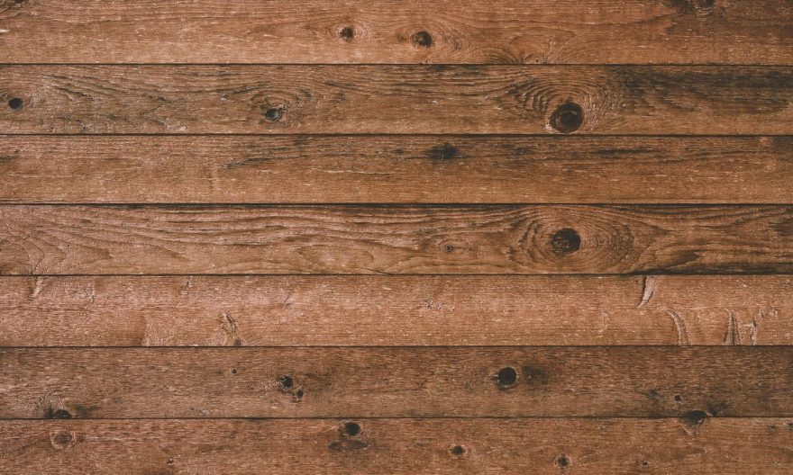 Parquet noirci par l'humidité