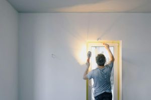 redresser une porte voilée soi-même