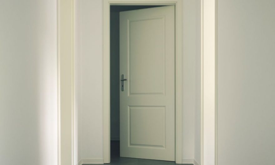 Comment ajuster une porte intérieure qui frotte au sol
