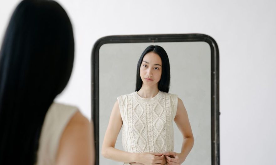 Comment poser un miroir mural sans percer les murs